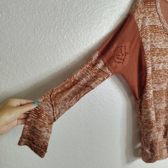 Free people We The Free Cutout Floral Knit Scoop neck Rust Space Dye Top sz S - Picture 4 of 6